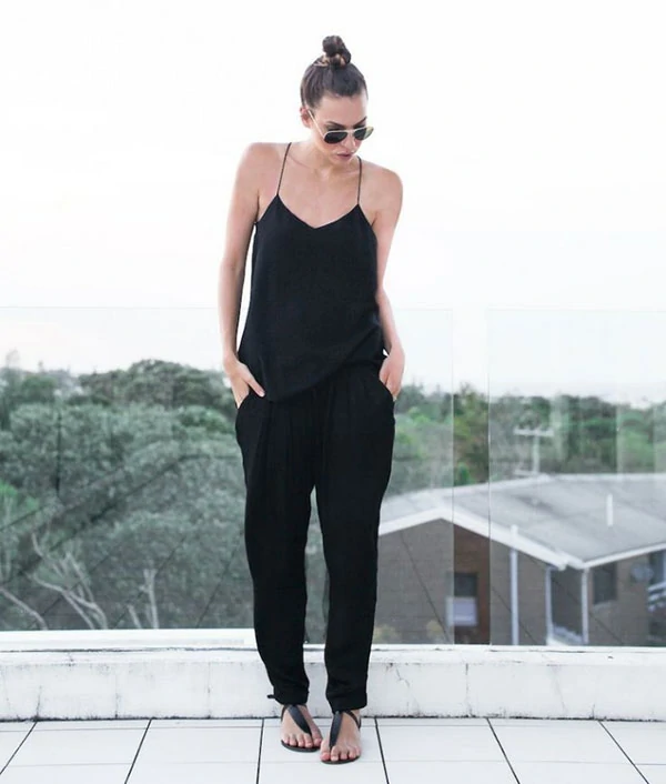 Casual chic total black look με lingerie top και παντελόνι