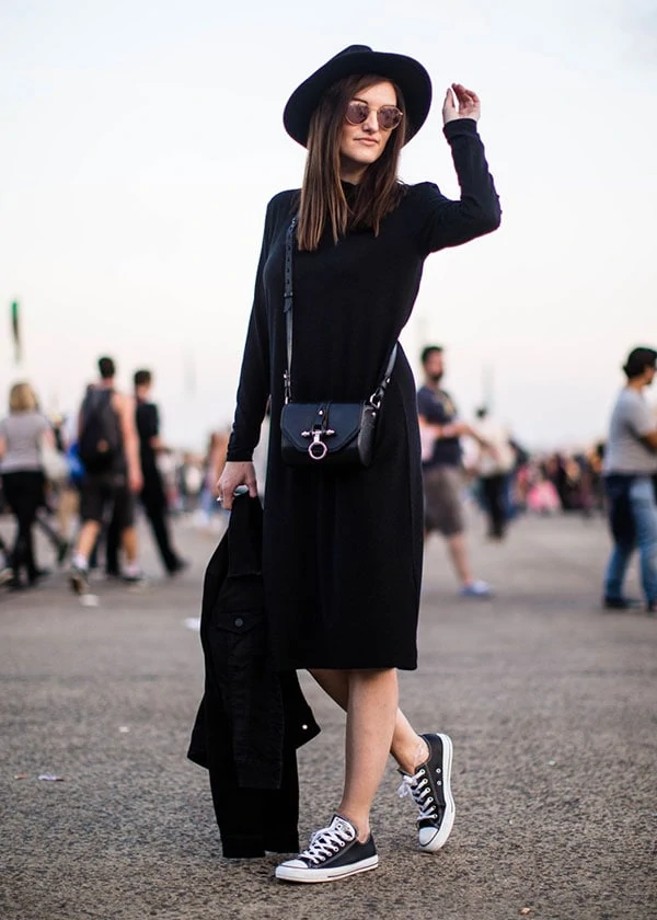 Total black street style outfit με πλεκτό κολλητο φόρεμα και sneakers