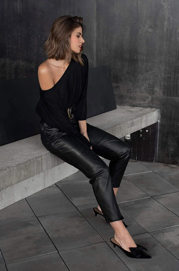 Μαύρο δερμάτινο παντελόνι και μπλούζα με έναν ώμο