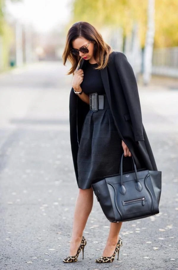 Κομψό ντύσιμο με μαύρη μίντι κλος φούστα, ζώνη, μπλούζα. παλτό και λεοπάρ γόβες