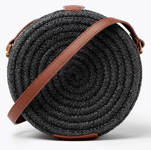 Μαύρη ψάθινη στρογγυλή τσάντα ώμου με καφέ λουράκι χιαστί - Marks & Spencer