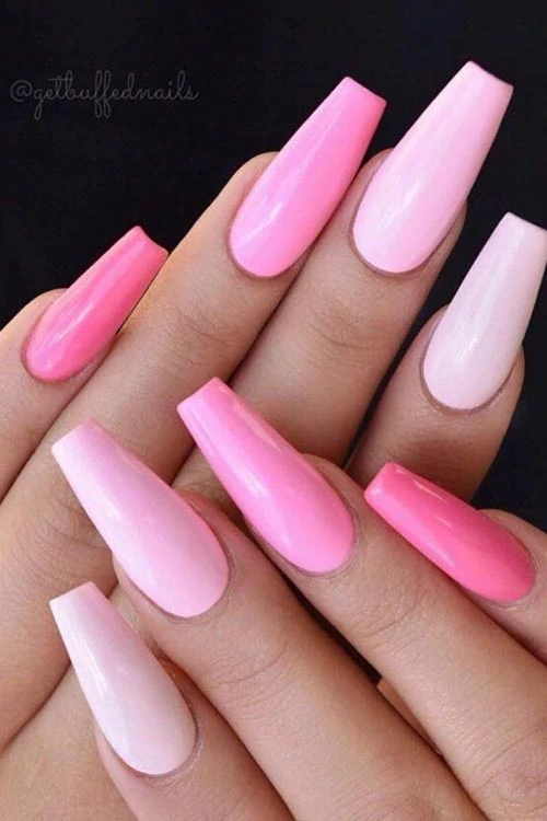 Πολύχρωμα νύχια σε ροζ αποχρώσεις