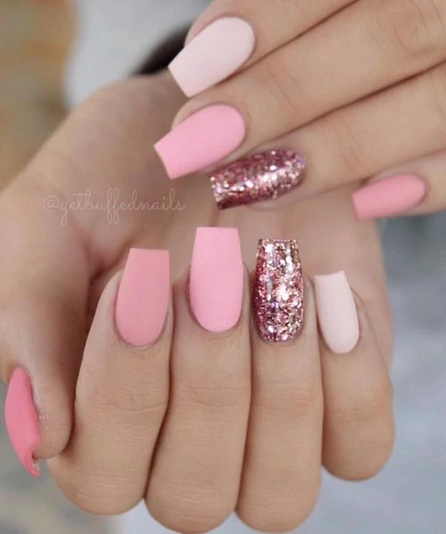 Ροζ ματ νύχια με glitter