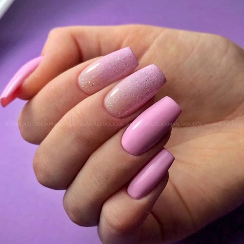 Pink nails με χρυσόσκονη