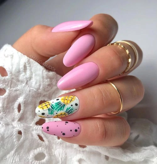 Ροζ μανικιούρ με nail art σε άσπρη βάση