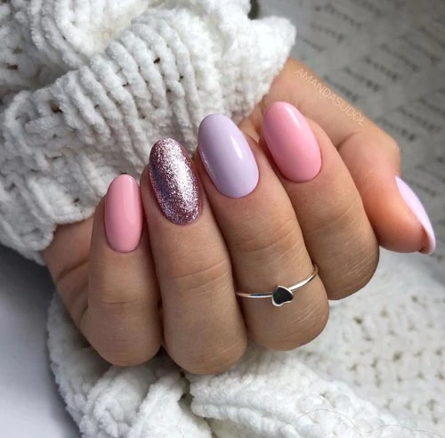 Ροζ πολύχρωμα νύχια με γκλίτερ