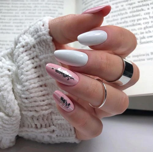 Άσπρα ροζ νύχια με σχέδια από ασημί φύλλα