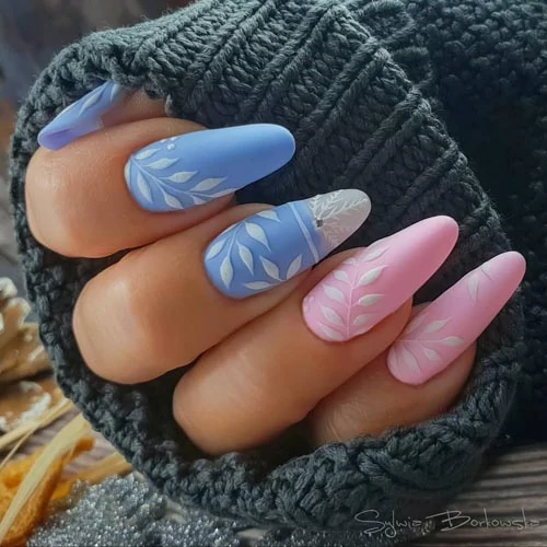 Ροζ γαλάζια νύχια με άσπρα σχέδια φύλλων
