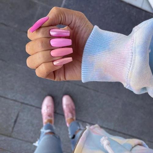 Χρωματιστά νύχια σε ροζ τόνους