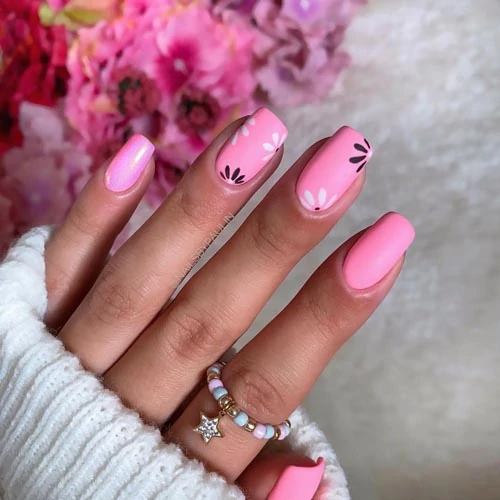 Ροζ φλοράλ νύχια με άσπρα μαύρα σχέδια