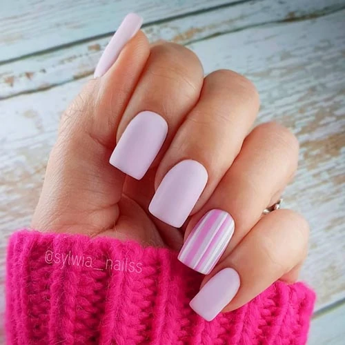 Απαλά ροζ νύχια με γραμμές