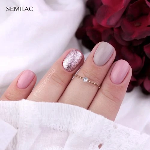 Nude pink και μπεζ nails με glitter