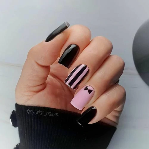 Μαύρα ροζ νύχια με γραμμές και φιόγκο