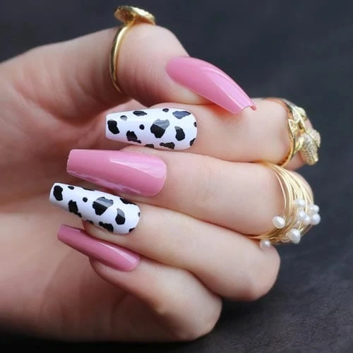 Pink nails με animal print σχέδιο αγελάδας