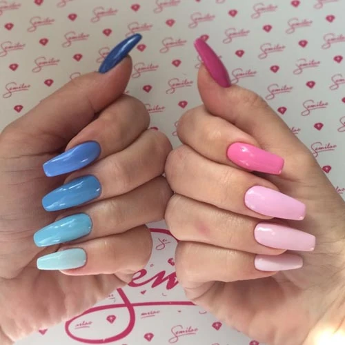 Χρωματιστά νύχια σε μπλε και ροζ αποχρώσεις