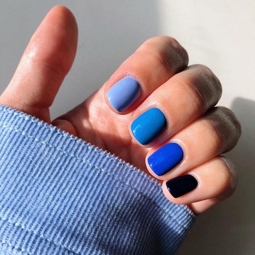 Μπλε πολύχρωμα νύχια