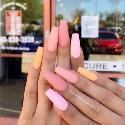 Χρωματιστά νύχια σε ροζ και πορτοκαλί αποχρώσεις