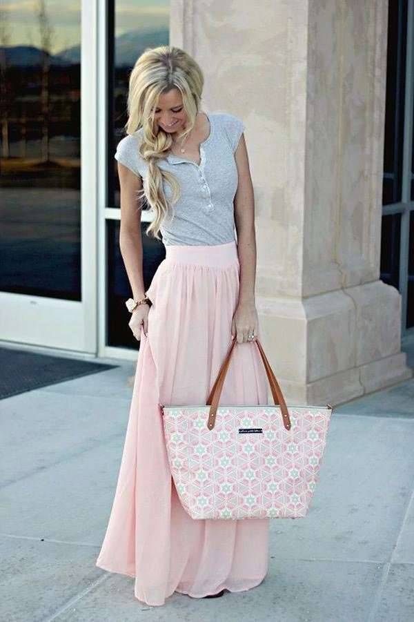 Ανοιξιάτικο ντύσιμο με γκρι μπλουζάκι και ροζ μακριά φούστα