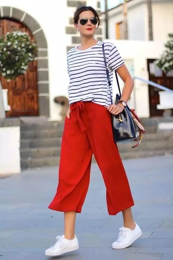 Casual ντύσιμο με μπλούζα μαρινιέρα και κόκκινη ζιπ κιλότ