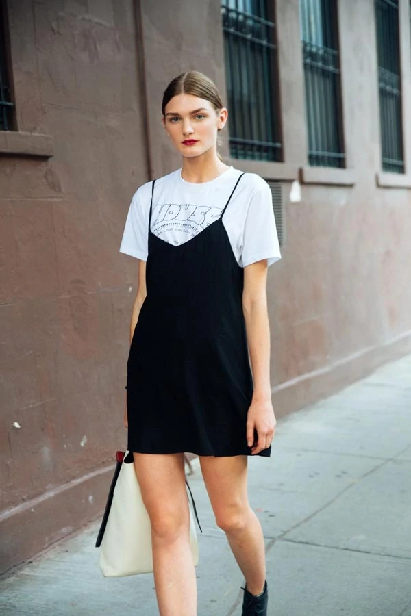 Κοντό μαύρο slip dress με λευκό t-shirt από μέσα