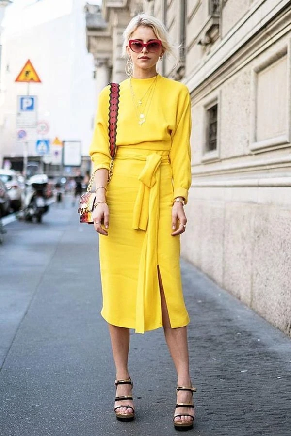 Κίτρινο μίντι μακρυμάνικο φόρεμα με πέδιλο