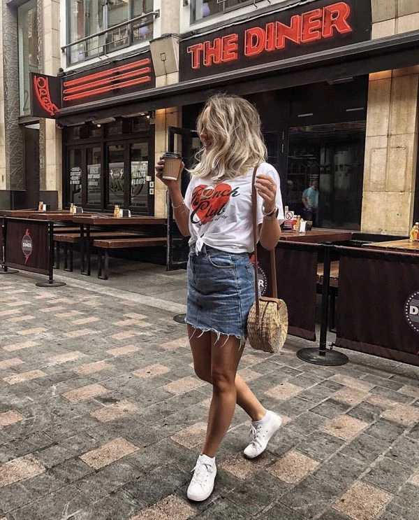 Spring street style outfit με μίνι τζιν φούστα και t-shirt