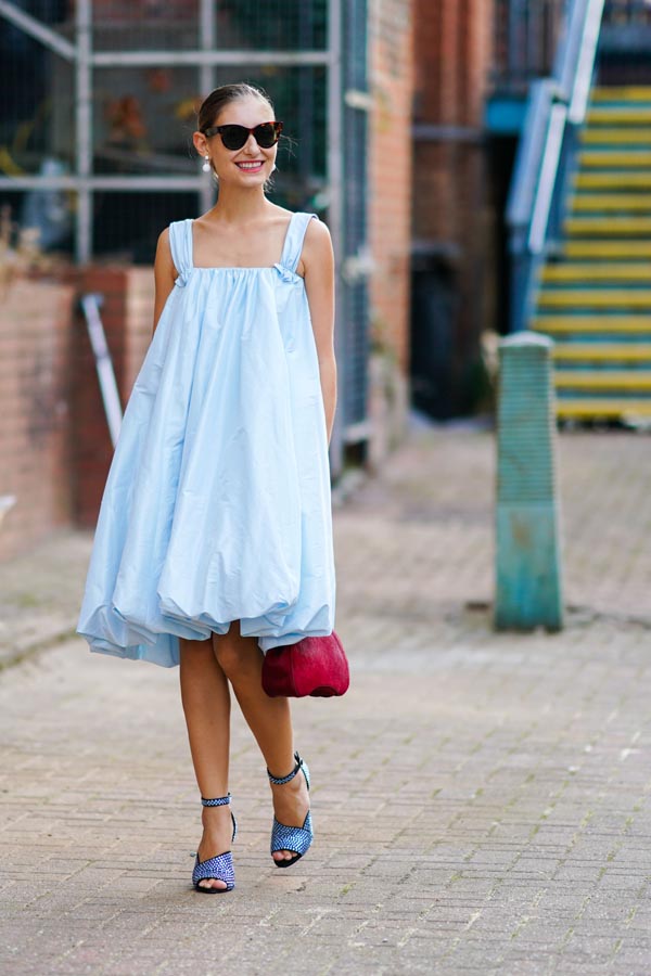 Κομψό γαλάζιο μίντι φουσκωτό φόρεμα με τιράντες για ανοιξιάτική βραδινή έξοδο