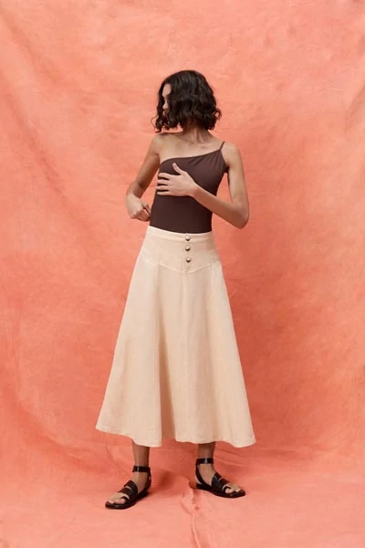 Ψηλόμεση μίντι λινή φούστα με τελείωμα εβαζέ και κουμπιά