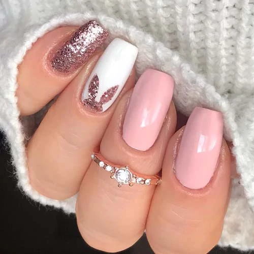 Λευκά και ροζ νύχια με λαγουδάκι από glitter