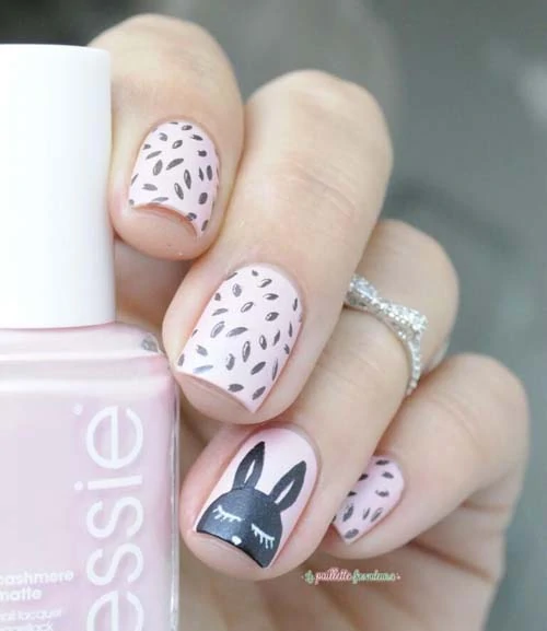 Νύχια σε απαλό ροζ χρώμα και μαύρα σχέδια