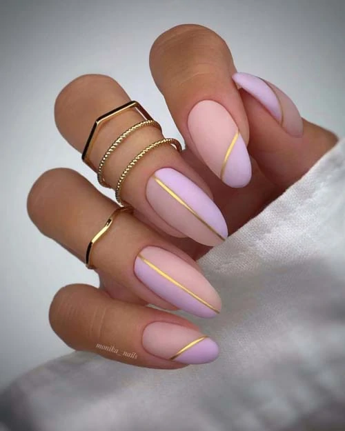 Chic νύχια με γραμμικό σχέδιο και ροζ παστέλ βερνίκι