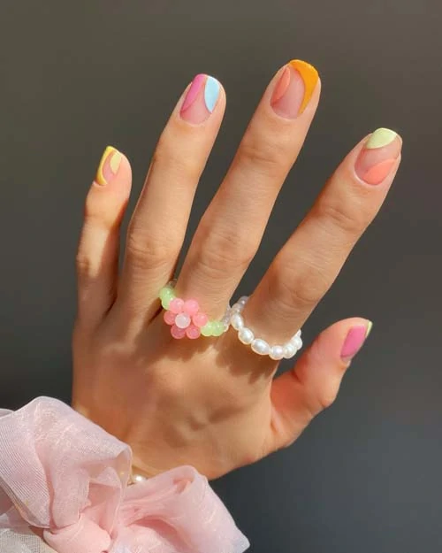 Trendy nail art με παστέλ χρώματα