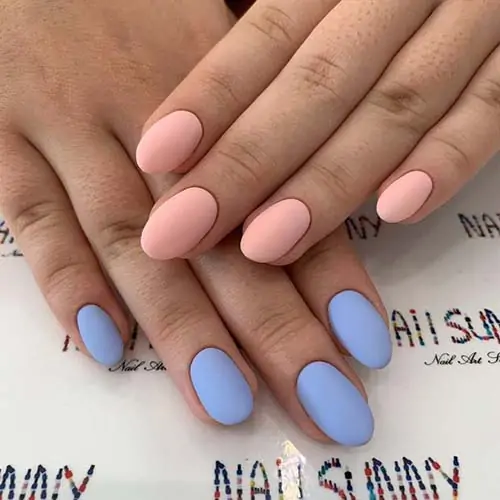 Νύχια σε ροζ και απαλό μπλε
