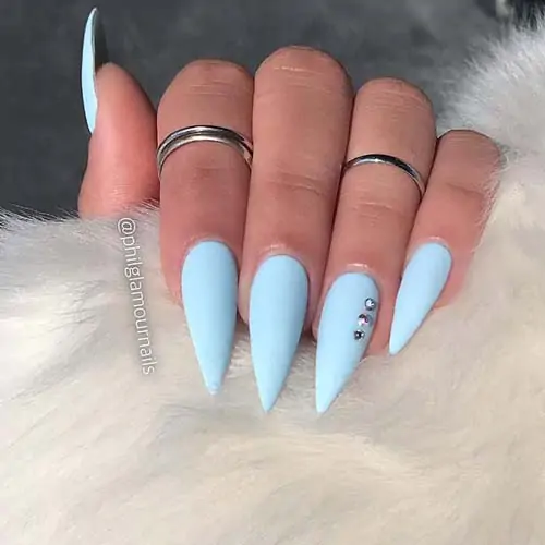 Baby blue & strass stilleto nails