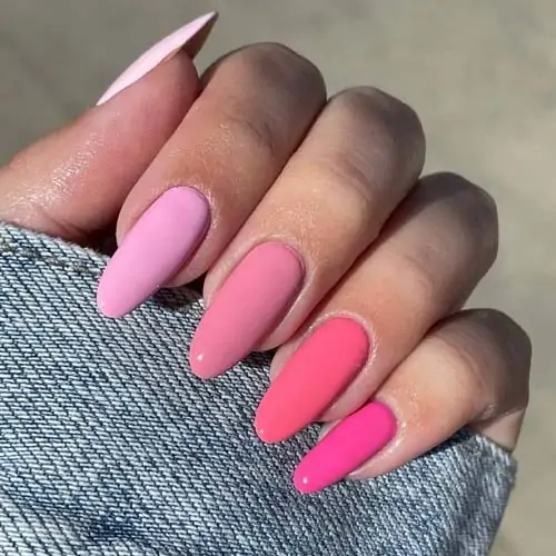 Πολύχρωμα νύχια σε αποχρώσεις του ροζ