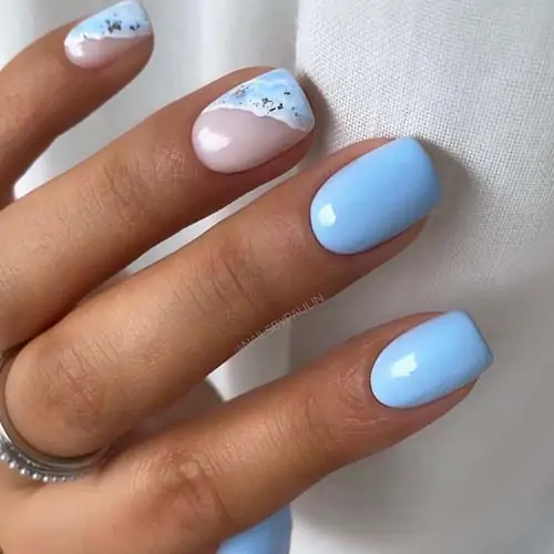 Baby blue nails με πλάγιο σχέδιο θαλάσσια κύματα