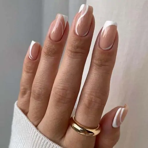 Abstract nails σε διακριτικό λευκό και nude χρώμα