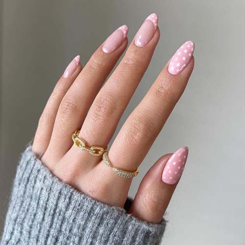 Απαλά ροζ νύχια με πουά σχέδιο και γαλλικό