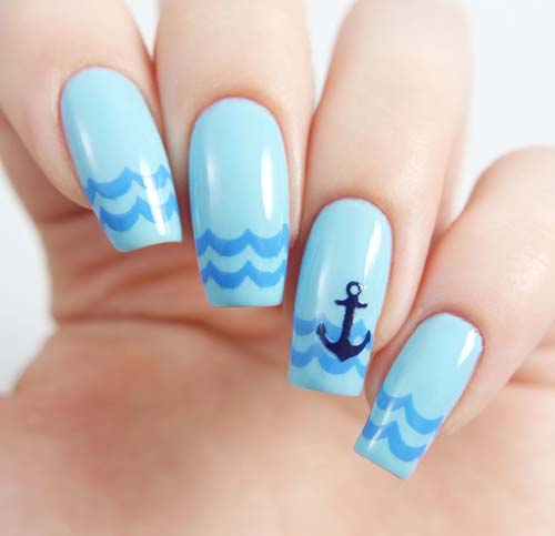 Γαλάζια νύχια με άγκυρα και κύματα