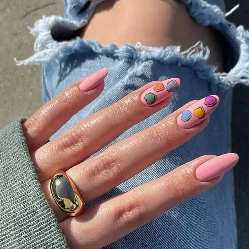 Ροζ νύχια με πολύχρωμες καρδούλες