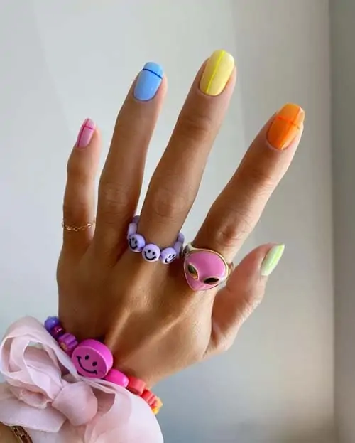 Multicolor nails με γραμμές