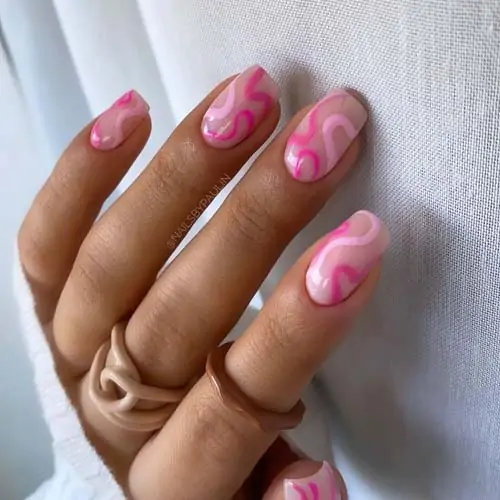 Abstract nails σε ροζ αποχρώσεις