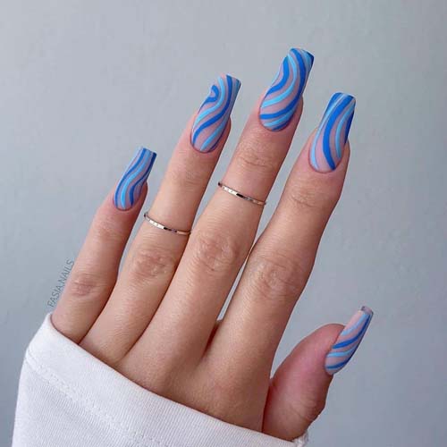 Abstract nails σε μπλε αποχρώσεις