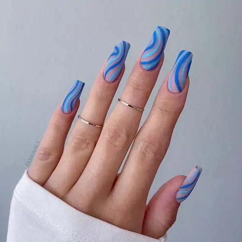Abstract nails σε μπλε αποχρώσεις