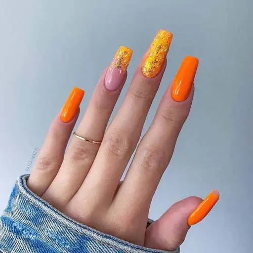 Πορτοκαλί νύχια με glitter