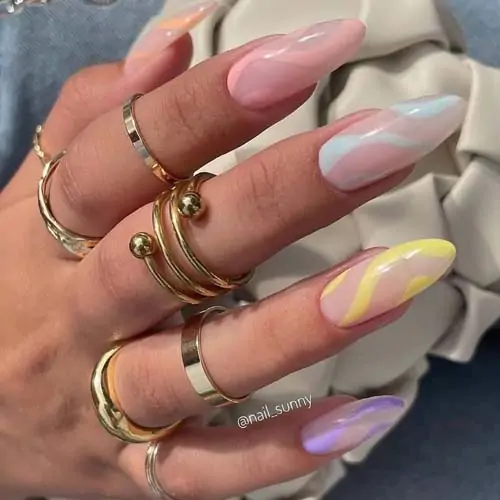 Pastel abstract nails σε nude βάση