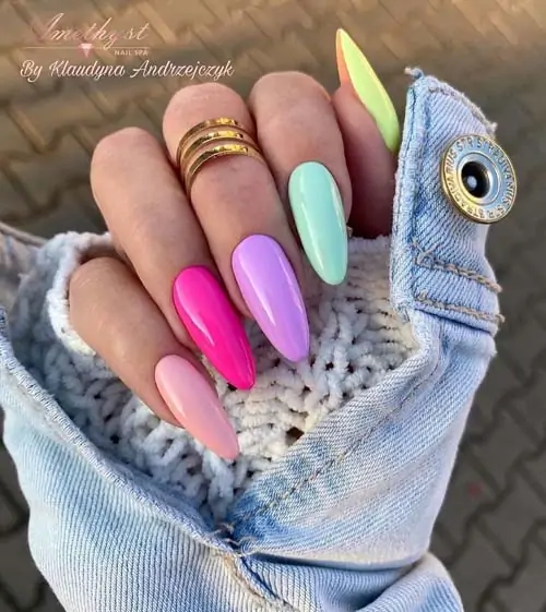 Rainbow nails σε παστέλ αποχρώσεις