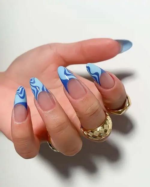 Γαλάζιο γαλλικό μανικιούρ με abstract σχέδια
