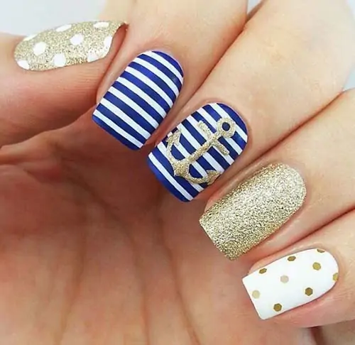 Navy nails με μπλε γραμμές και χρυσά πουά
