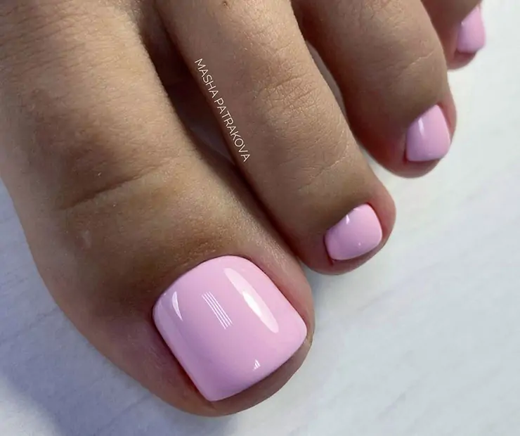 Νύχια ποδιών σε απαλό ροοζ χρώμα